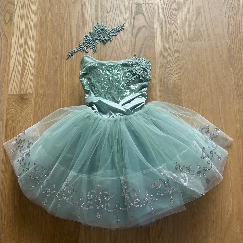 Elegant Green Tulle Dress with Embellishments - size 7/8 Weissman, used once